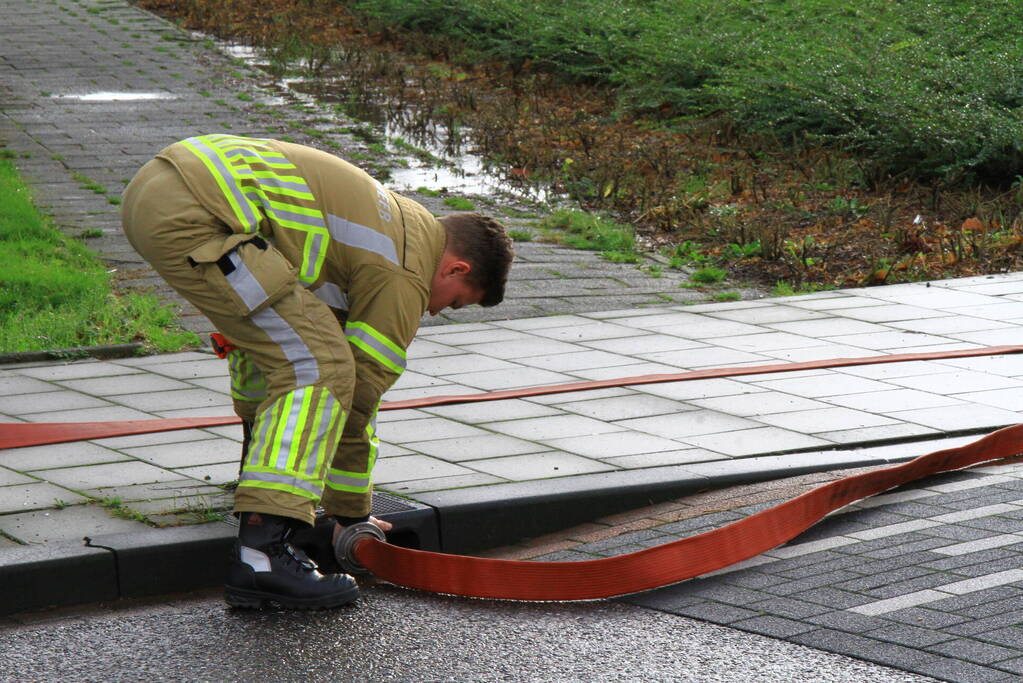 Brandweer pompt ondergelopen kelder leeg