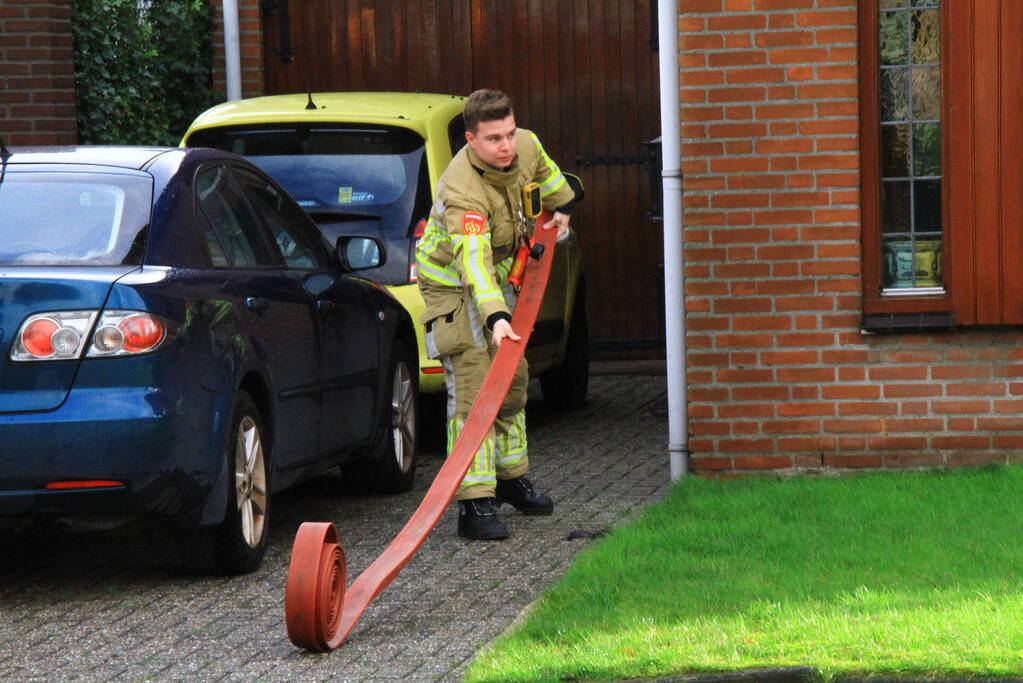 Brandweer pompt ondergelopen kelder leeg