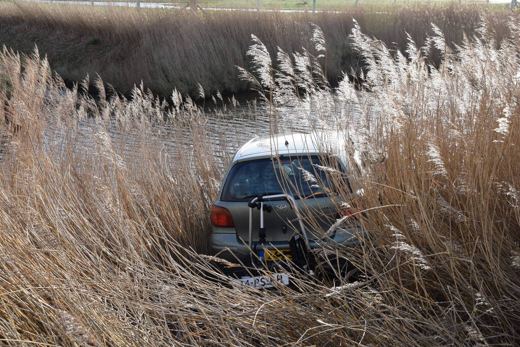 Bestelbus en personenauto botsen op bekende kruising