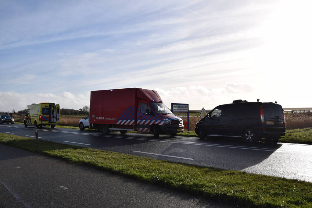 Bestelbus en personenauto botsen op bekende kruising