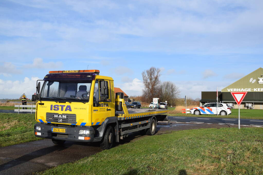 Bestelbus en personenauto botsen op bekende kruising