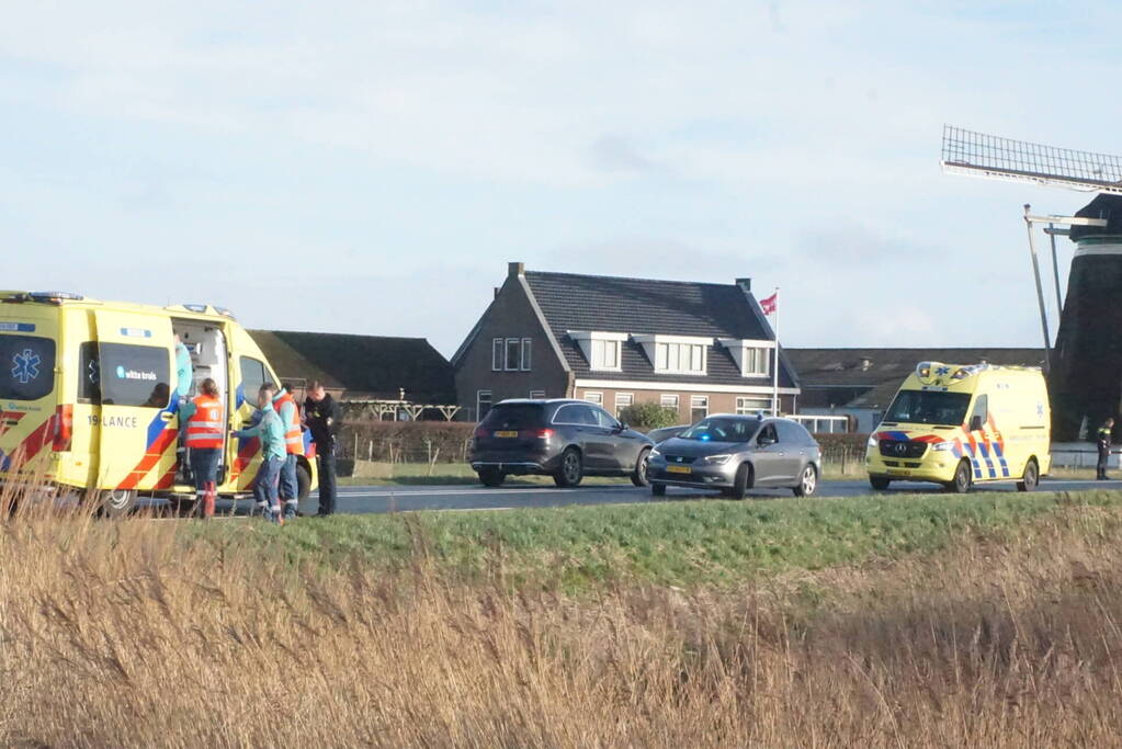 Bestelbus en personenauto botsen op bekende kruising