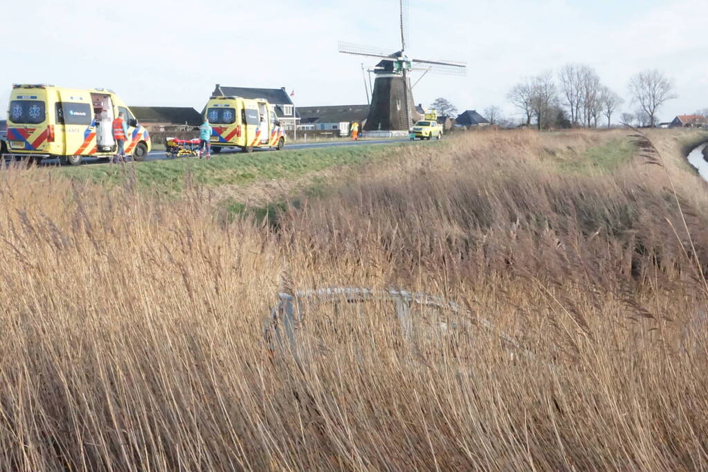 Bestelbus en personenauto botsen op bekende kruising