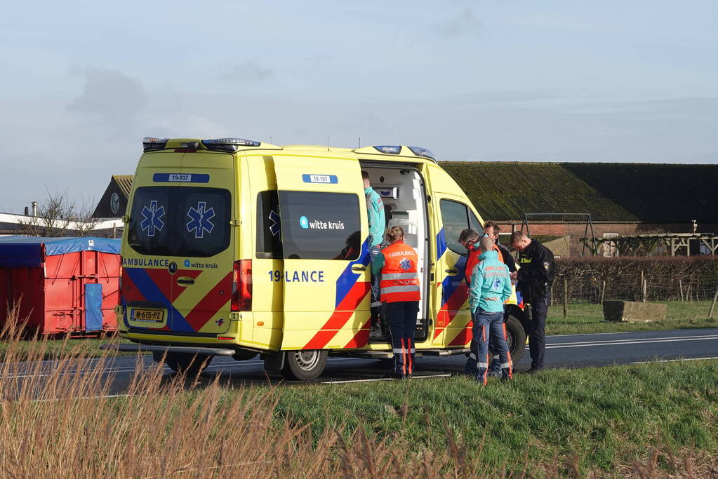 Bestelbus en personenauto botsen op bekende kruising