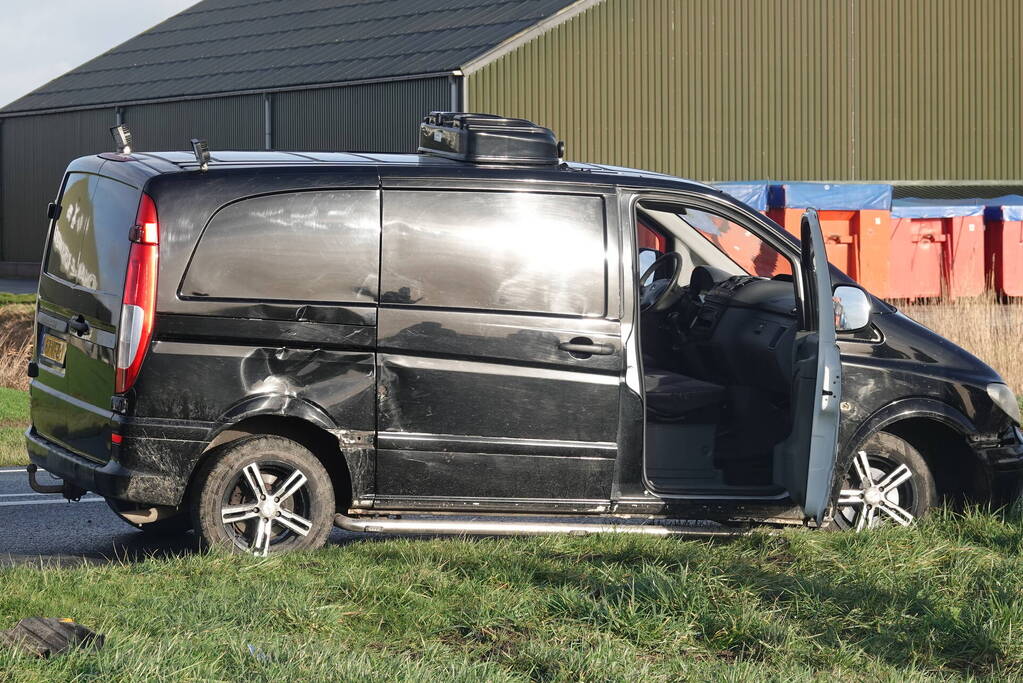 Bestelbus en personenauto botsen op bekende kruising