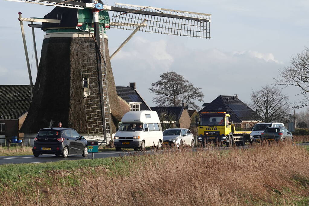 Bestelbus en personenauto botsen op bekende kruising