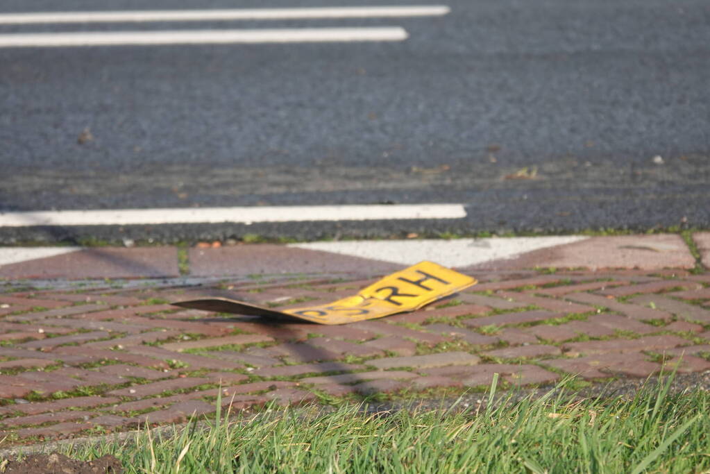 Bestelbus en personenauto botsen op bekende kruising