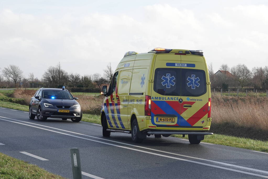 Bestelbus en personenauto botsen op bekende kruising