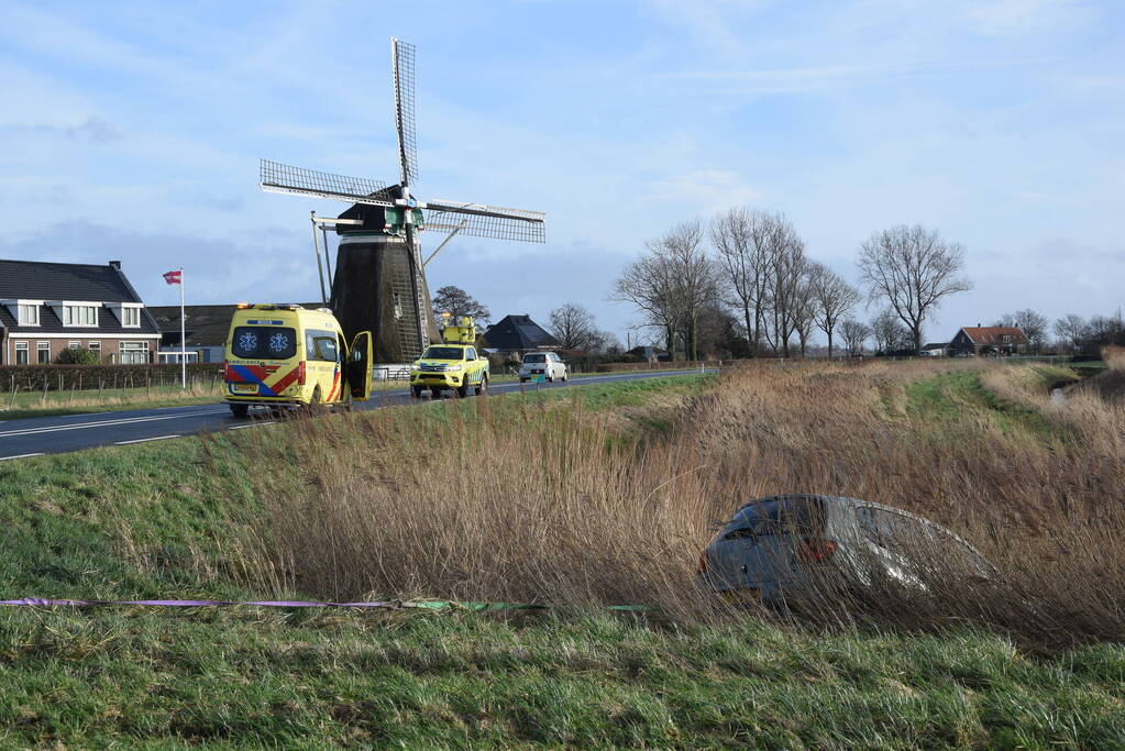 Bestelbus en personenauto botsen op bekende kruising