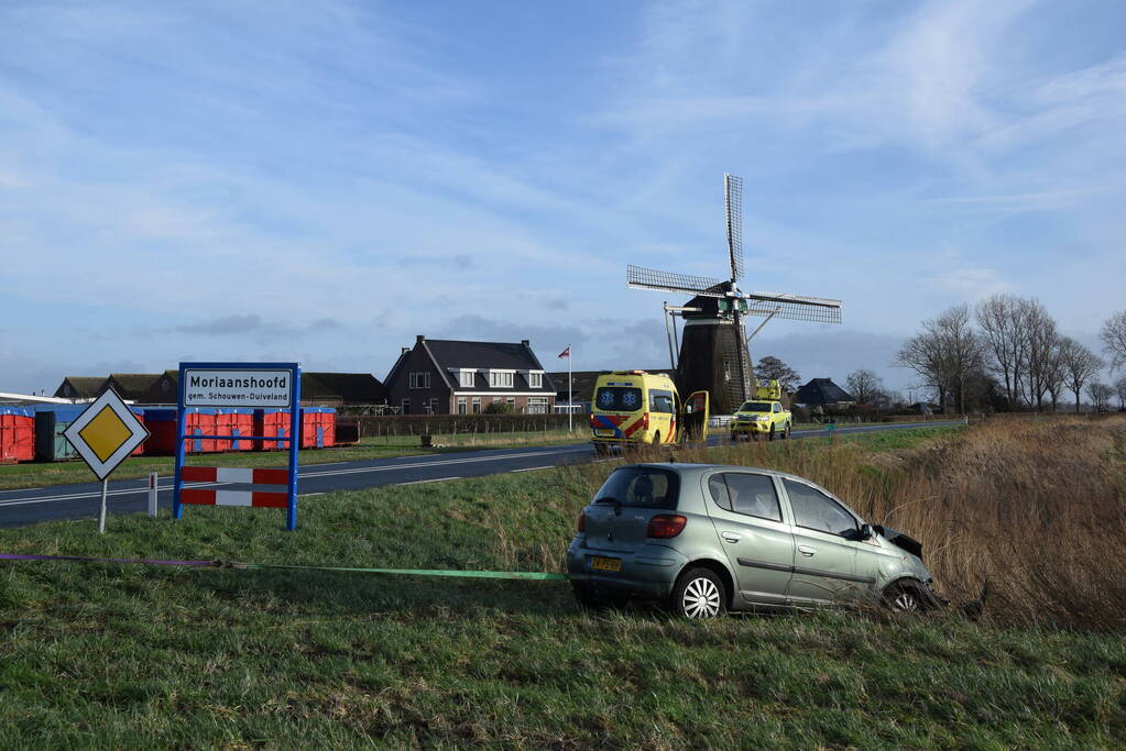 Bestelbus en personenauto botsen op bekende kruising