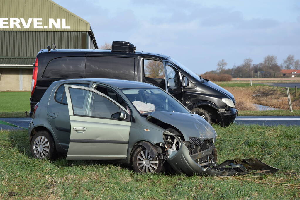 Bestelbus en personenauto botsen op bekende kruising