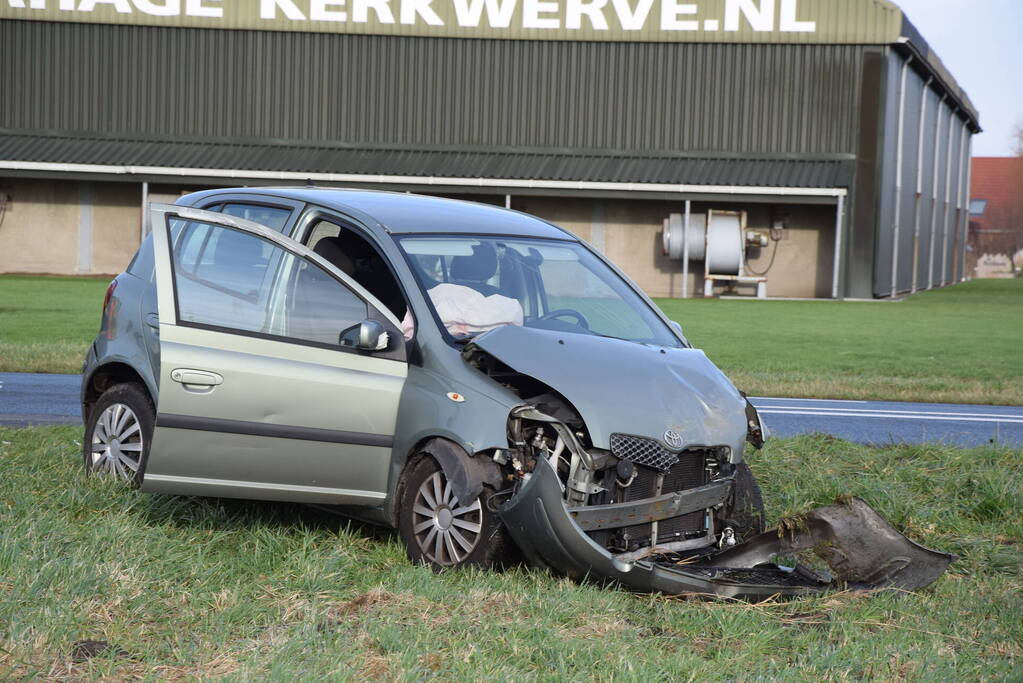 Bestelbus en personenauto botsen op bekende kruising