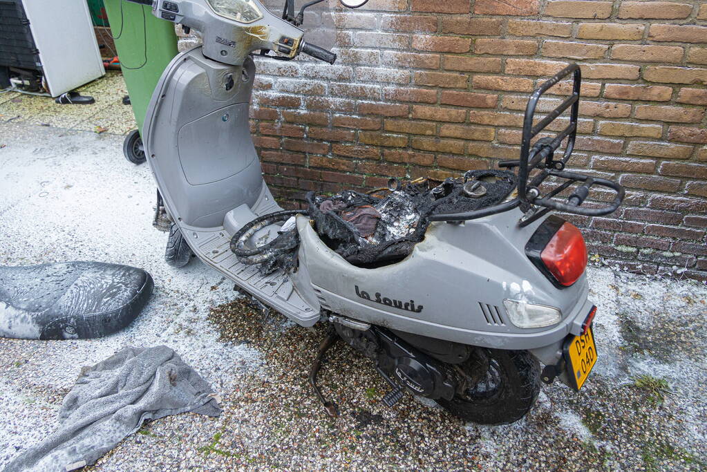 Scooter vat vlam in tuin