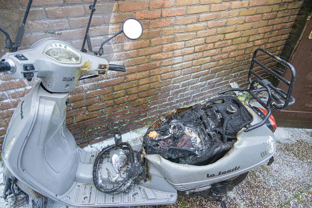 Scooter vat vlam in tuin