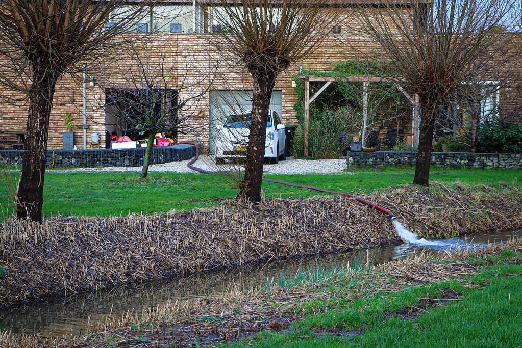 Kelder volgelopen met water door gesprongen waterleiding