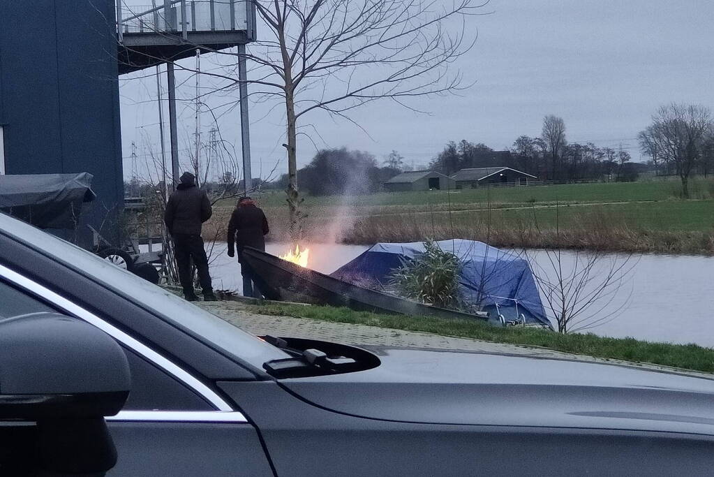 Automobilist rijdt op paal