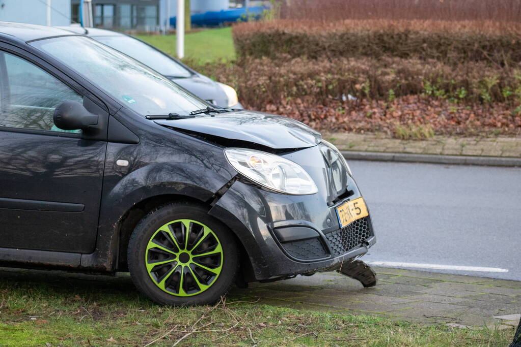 Automobilist rijdt op paal