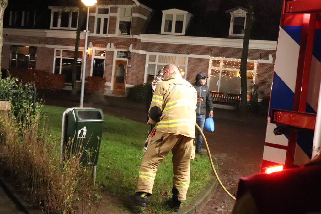 Brandweer blust brand in prullenbak