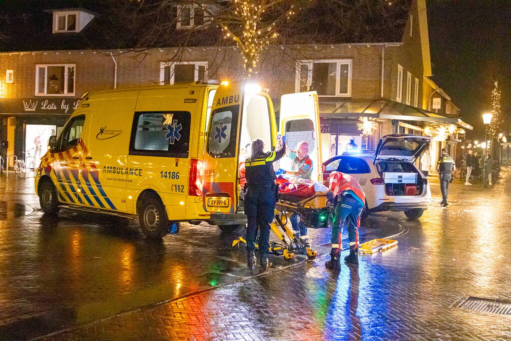 Persoon zwaargewond op straat aangetroffen