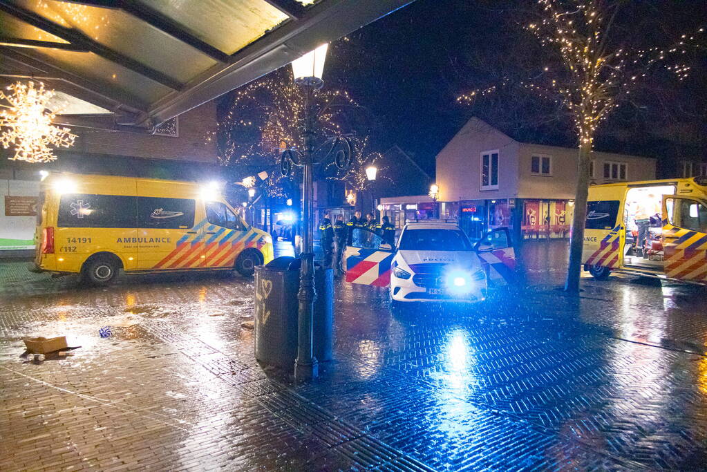 Persoon zwaargewond op straat aangetroffen