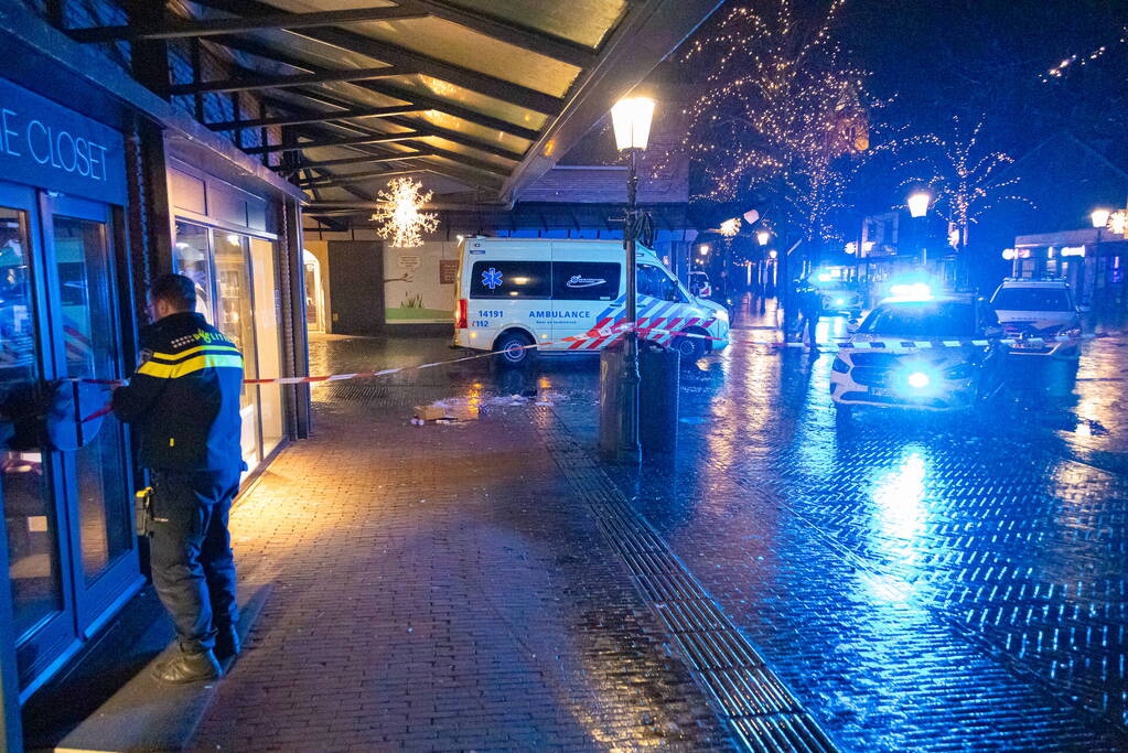 Persoon zwaargewond op straat aangetroffen