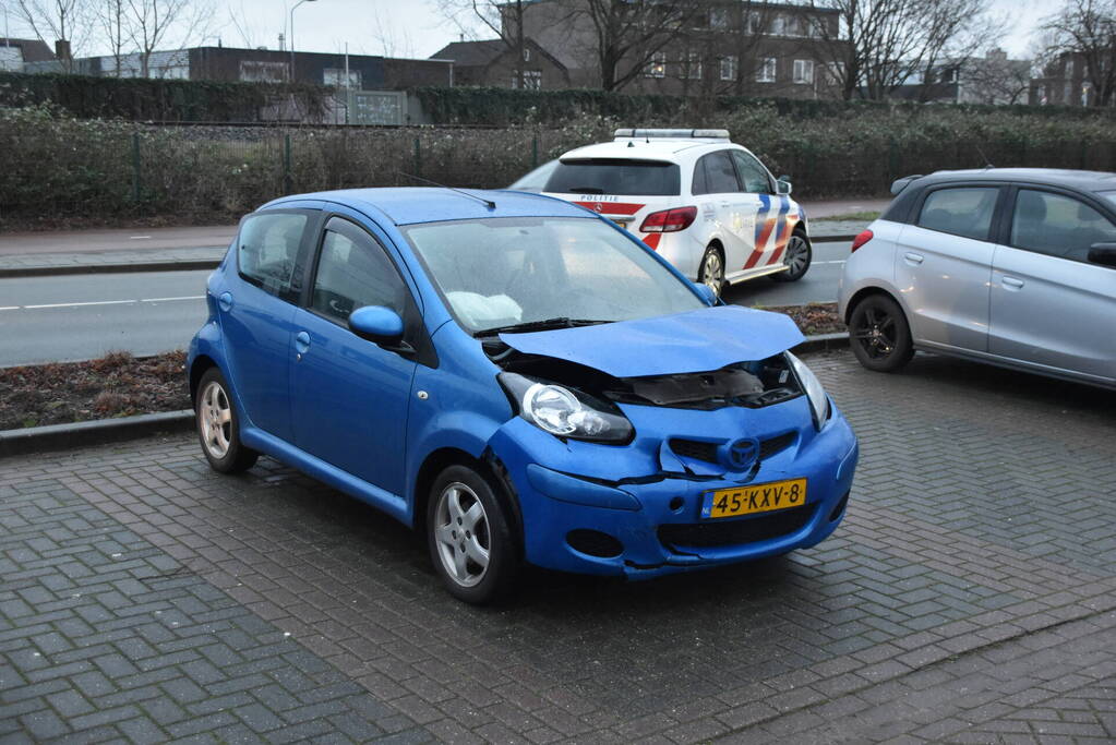 Automobilist botst tegen tunnelwand