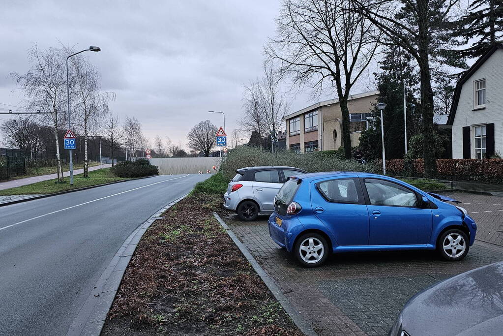 Automobilist botst tegen tunnelwand