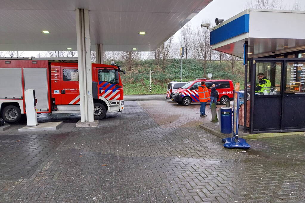 Automobilist rijdt door hekwerk van tankstation