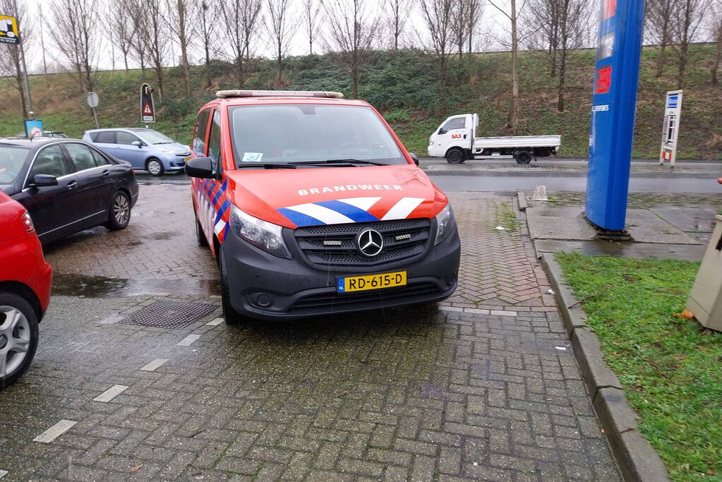 Automobilist rijdt door hekwerk van tankstation