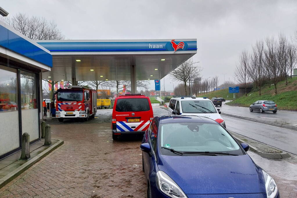 Automobilist rijdt door hekwerk van tankstation