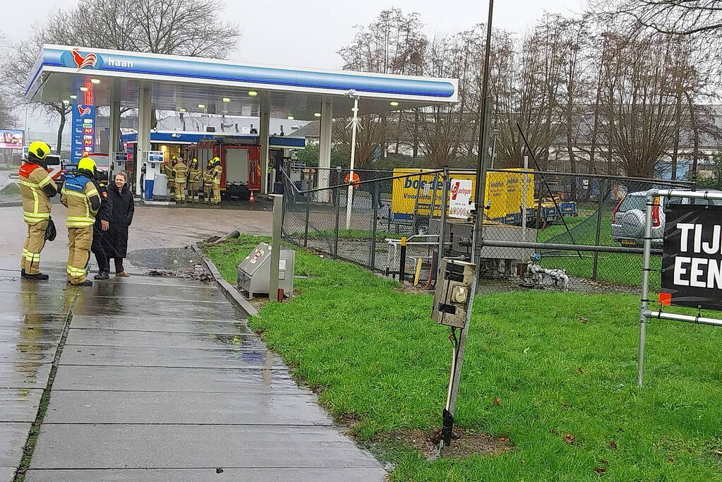 Automobilist rijdt door hekwerk van tankstation