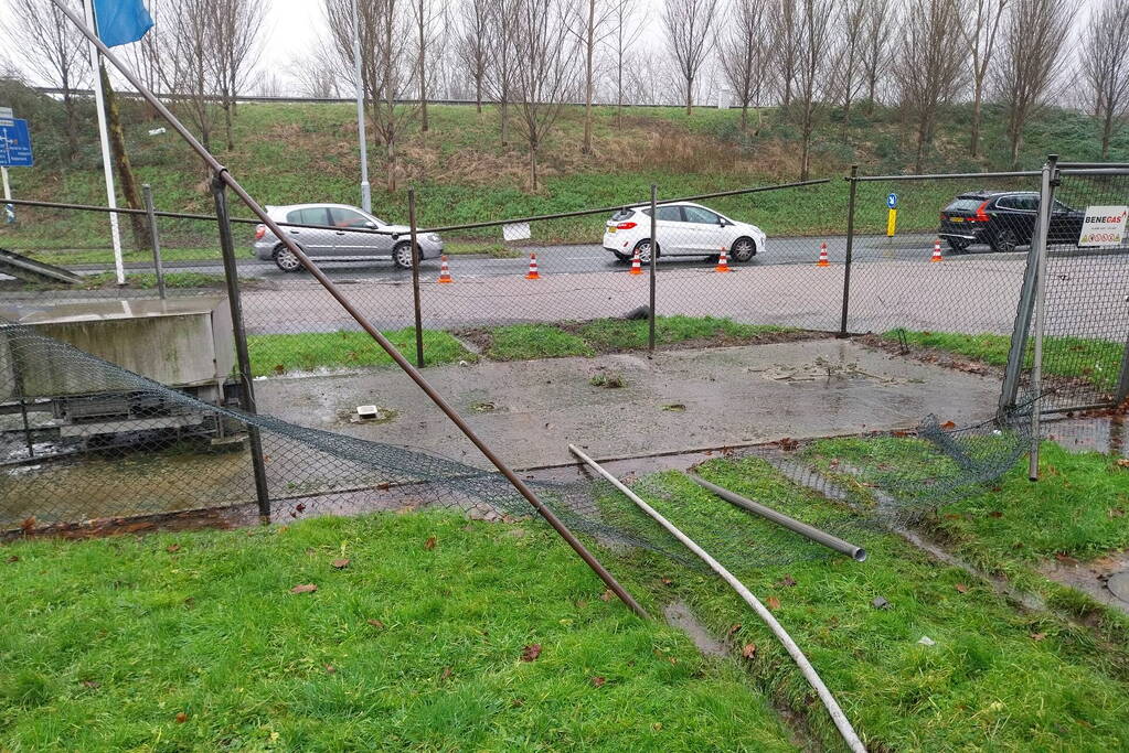 Automobilist rijdt door hekwerk van tankstation