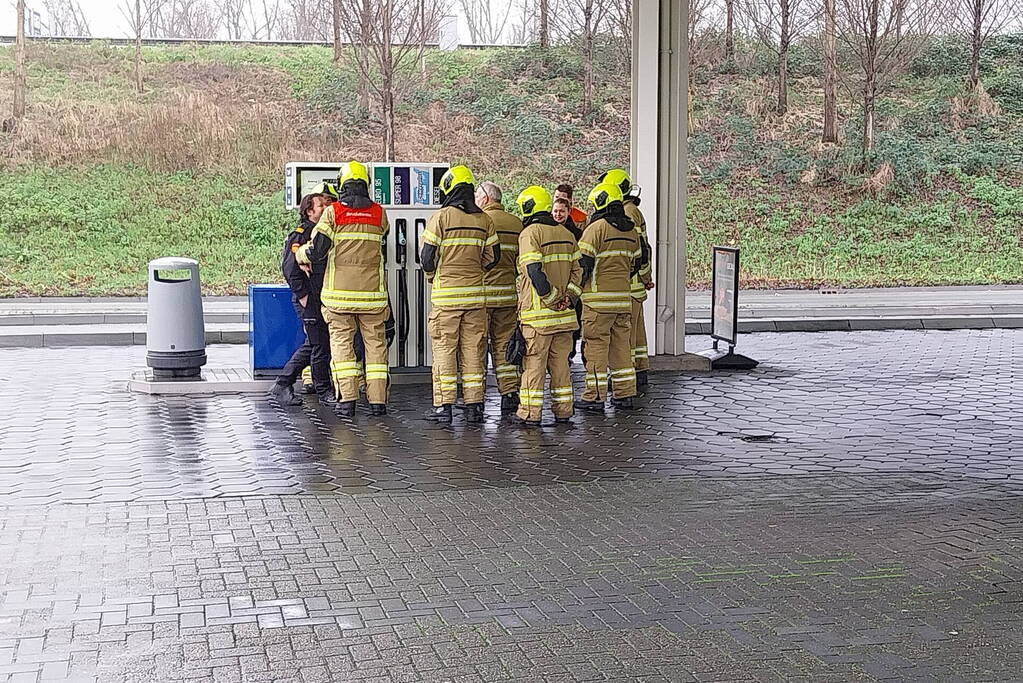 Automobilist rijdt door hekwerk van tankstation