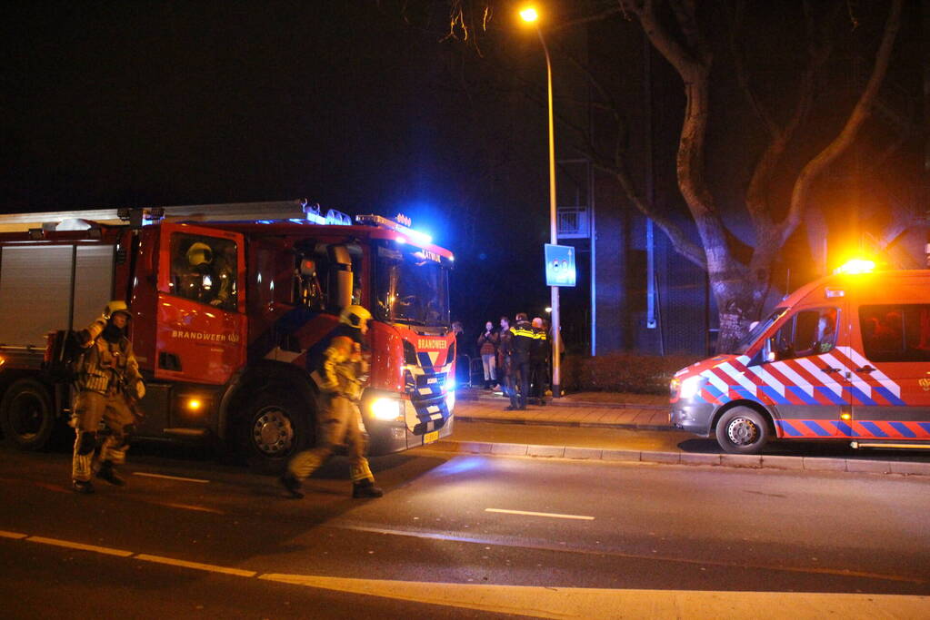 Persoon door omstanders uit water gered