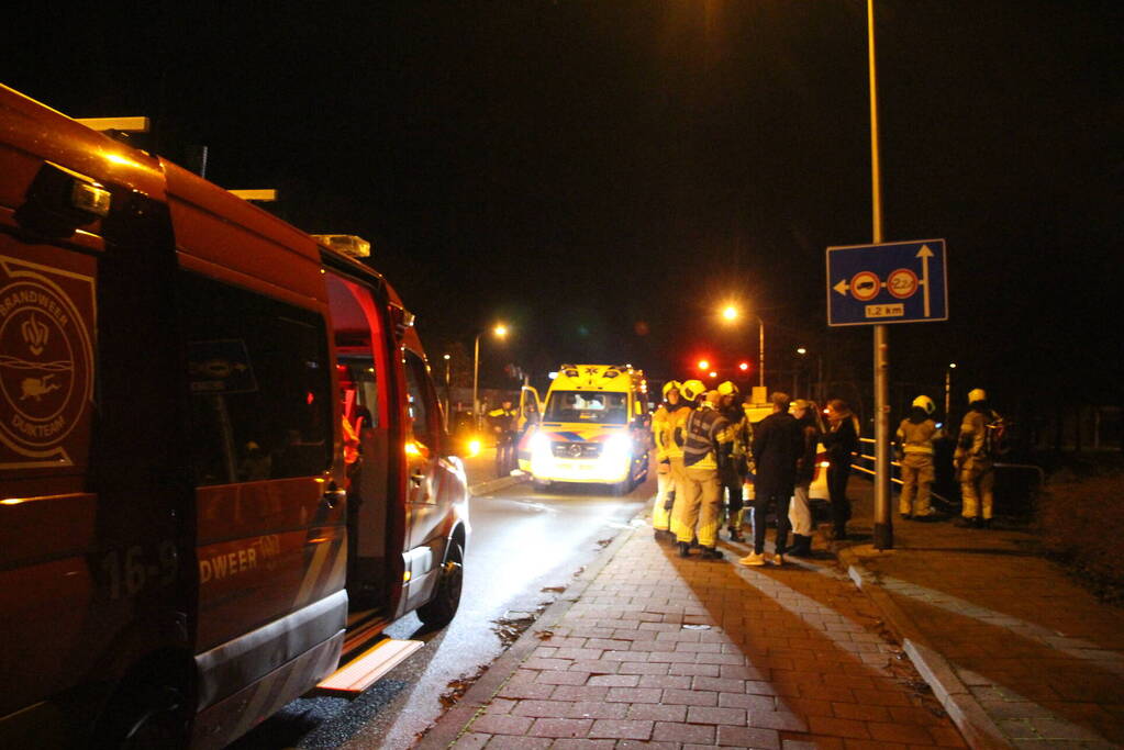 Persoon door omstanders uit water gered