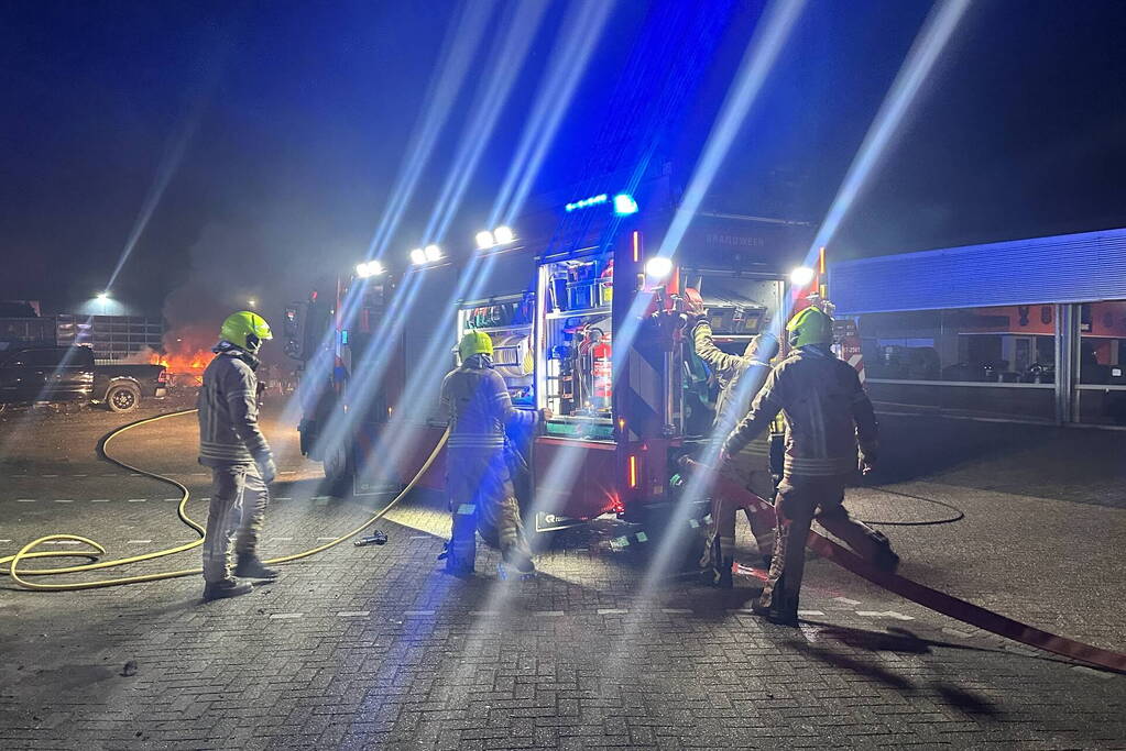 Personenauto verwoest na hevige brand