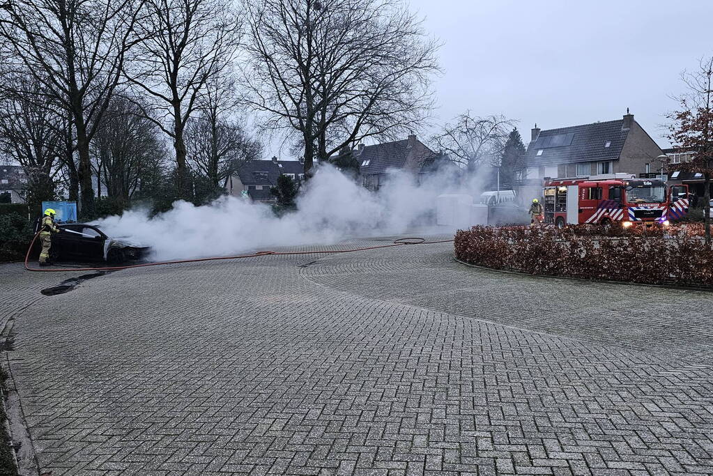 Geparkeerde auto volledig uitgebrand