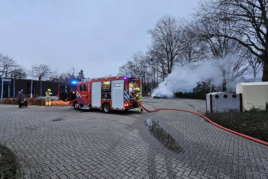 Geparkeerde auto volledig uitgebrand