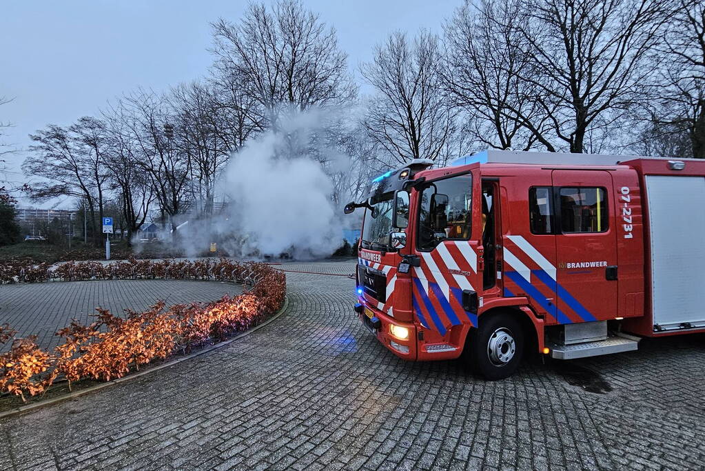 Geparkeerde auto volledig uitgebrand