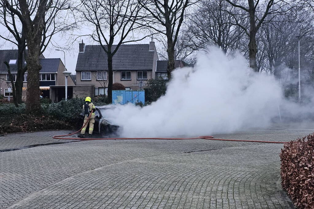 Geparkeerde auto volledig uitgebrand