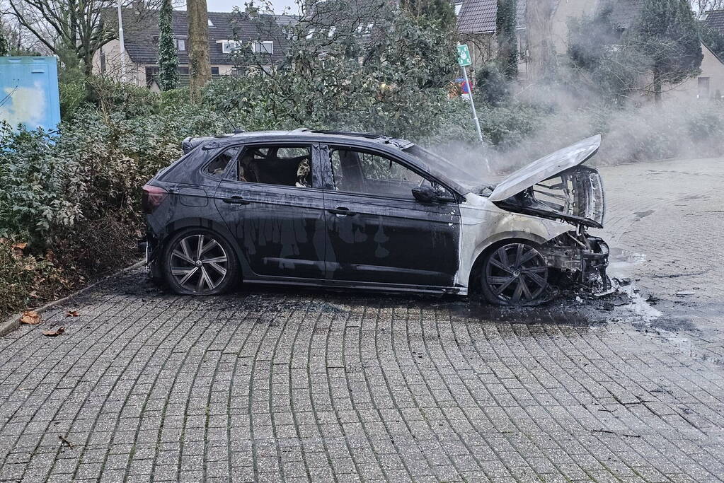 Geparkeerde auto volledig uitgebrand