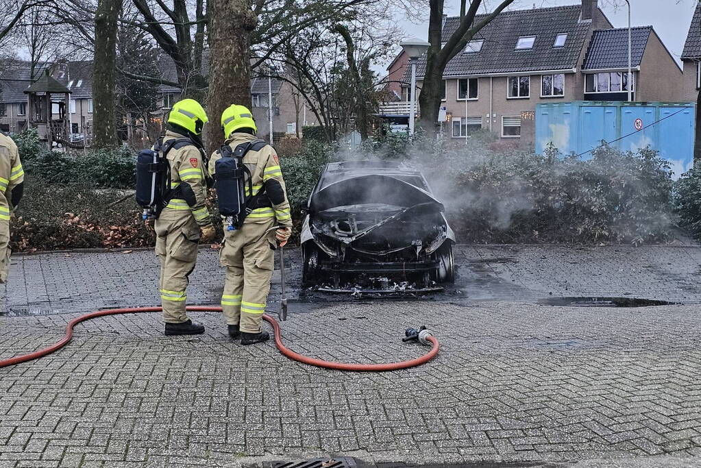 Geparkeerde auto volledig uitgebrand