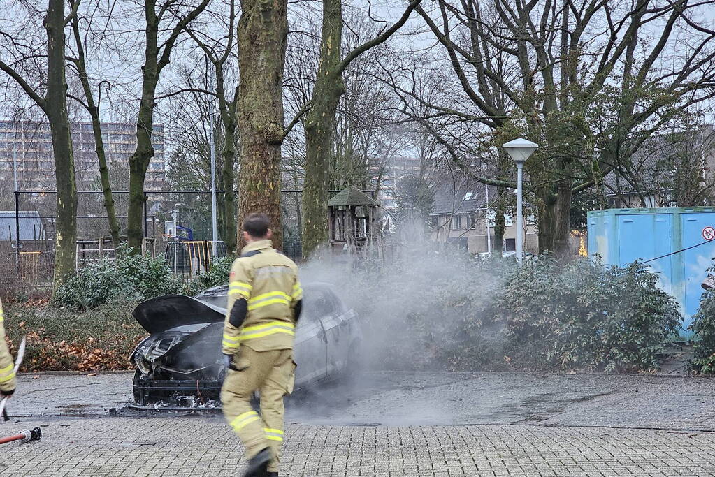 Geparkeerde auto volledig uitgebrand