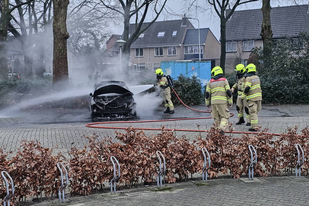 Geparkeerde auto volledig uitgebrand