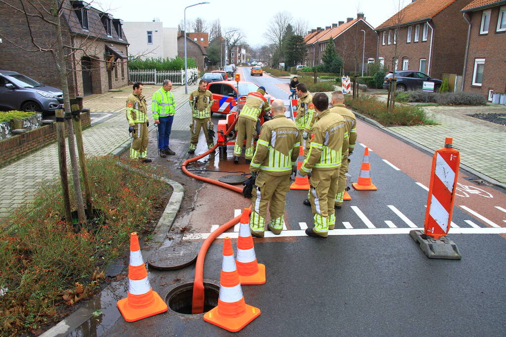 Straat onder water na overstroming riool