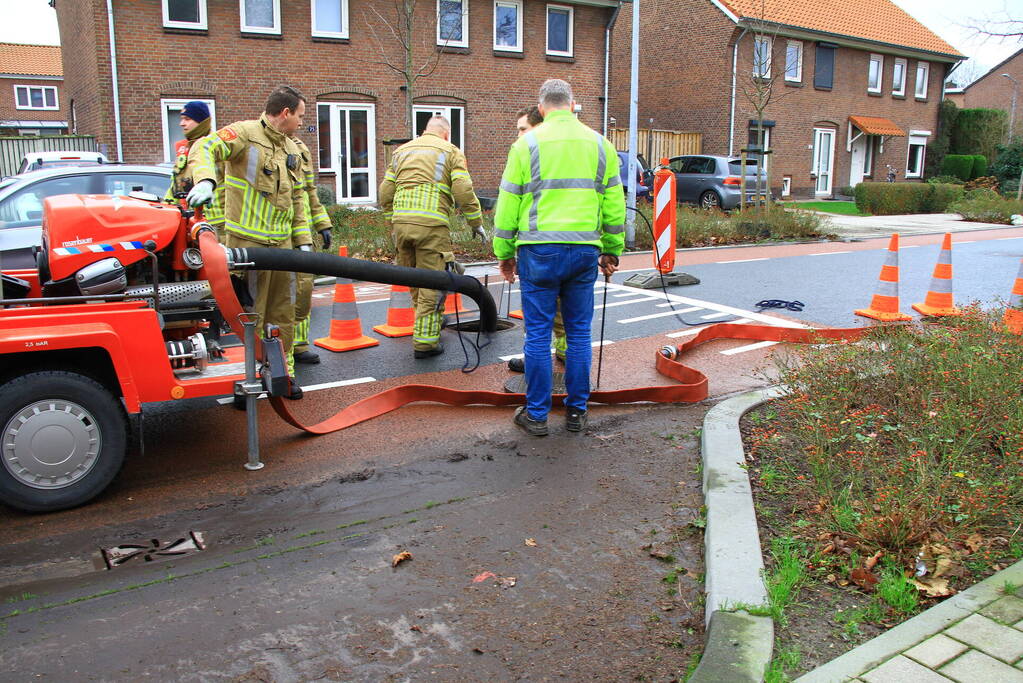 Straat onder water na overstroming riool