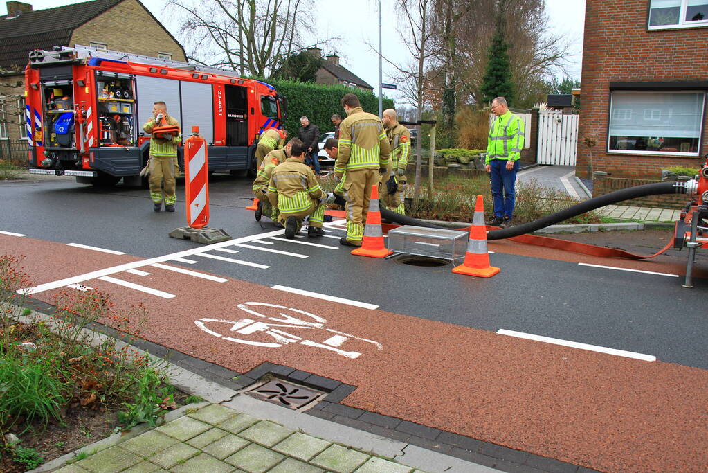 Straat onder water na overstroming riool