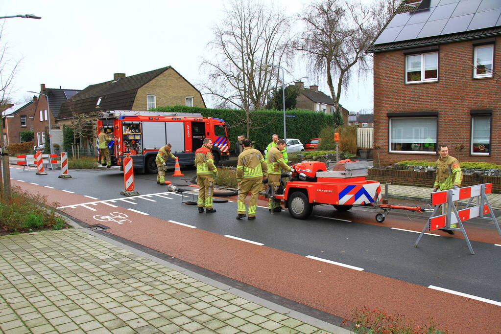 Straat onder water na overstroming riool