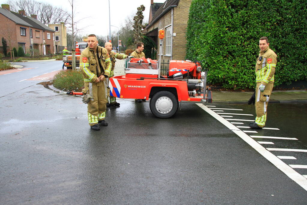 Straat onder water na overstroming riool