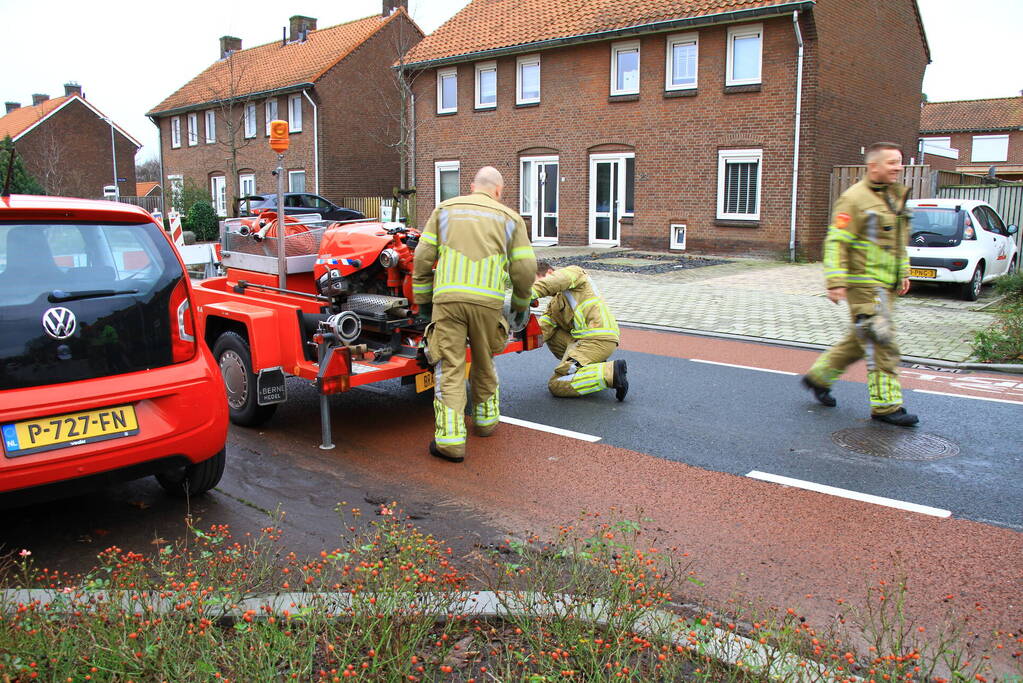 Straat onder water na overstroming riool